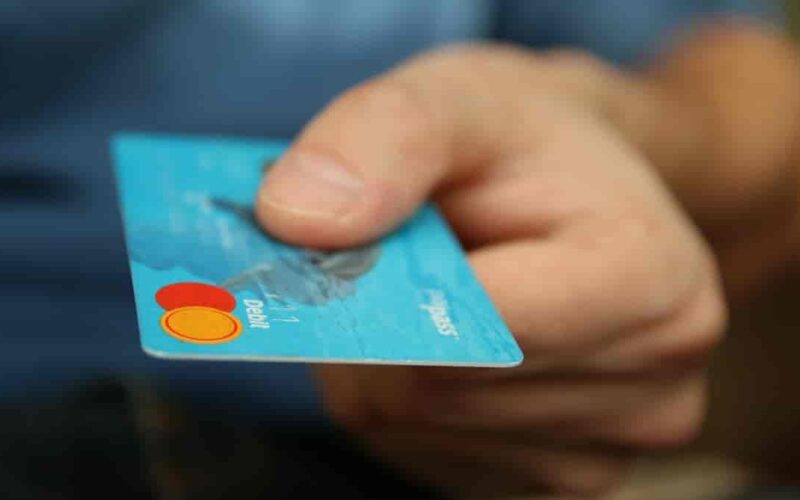 Saiba controlar os gastos no cartão de crédito e não exceder o limite