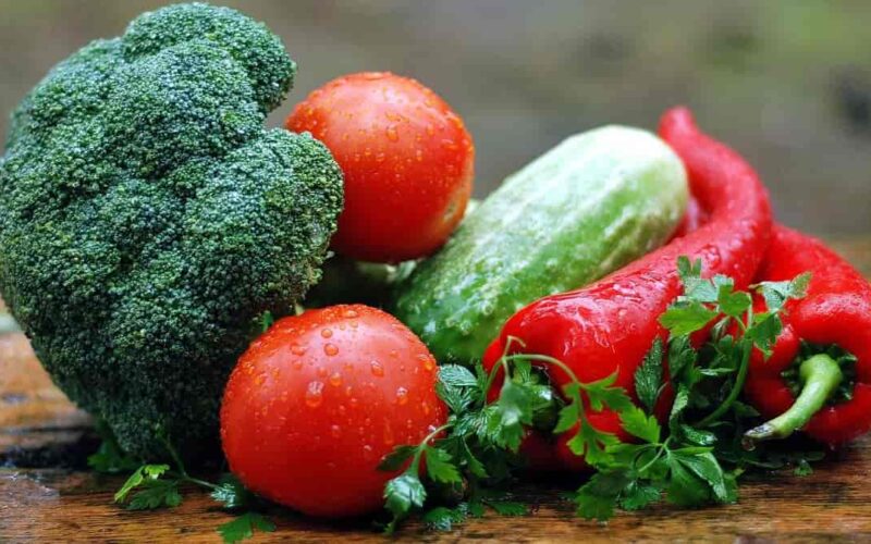 benefícios para saúde trazidos pelas verduras verde-escuras