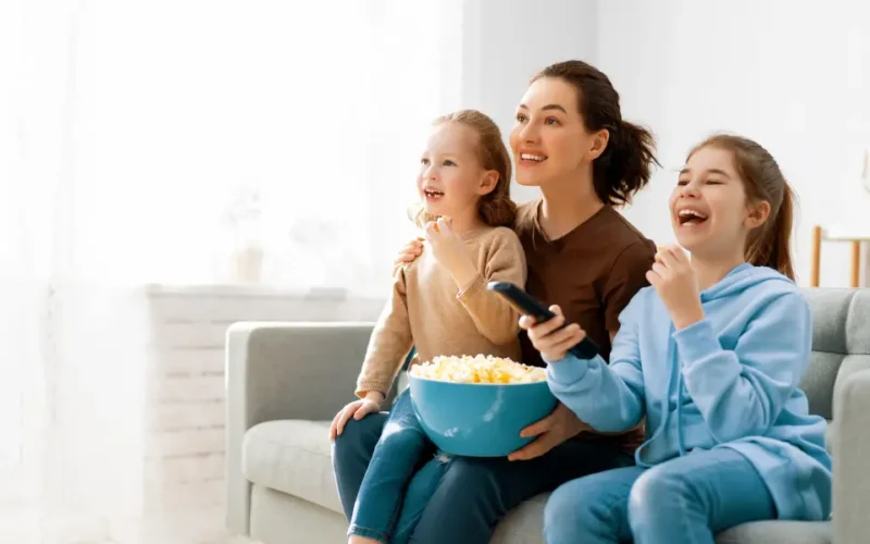 Qual serviço digital oferece vantagens para quem gosta de maratonar séries